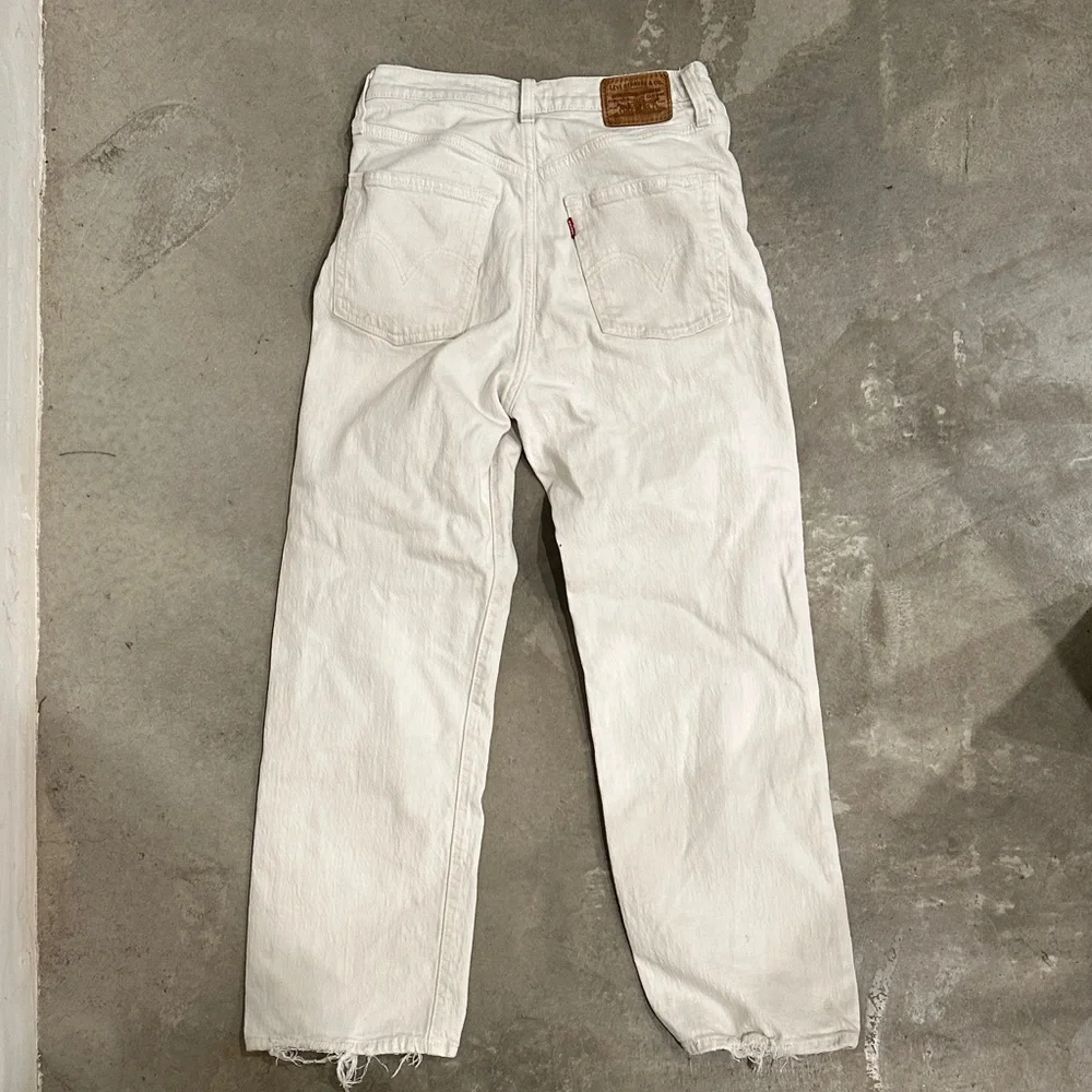 Levi’s Premium Ribcage Straight Jeans in White - Picture 7 of 7